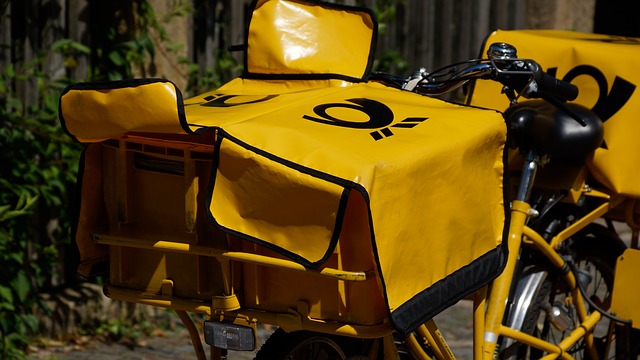 bicicleta amarilla de correos